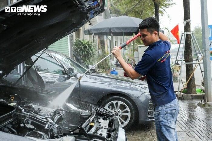 Nên lựa chọn trang phục chuyên dụng không thấm nước để rửa xe ô tô vào mùa đông.