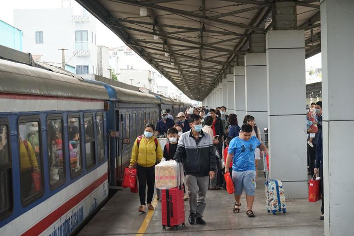 Người dân các tỉnh, thành về ga Sài Gòn ngày cuối tuần đông nghẹt.