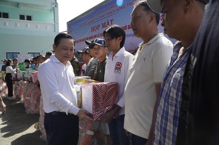 Ông Lê Hữu Toàn - Giám đốc Sở NN và PTNT tặng quà cho ngư dân.(Ảnh PV)