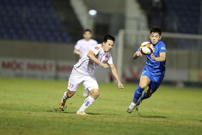 Đình Bắc (phải) phải nghỉ 2-3 trận do chấn thương. Ảnh: VPF