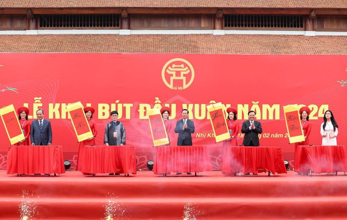  Chủ tịch nước Võ Văn Thưởng và Bí thư Thành ủy Hà Nội Đinh Tiến Dũng cùng đại diện lãnh đạo Trung ương, người cao tuổi và học sinh địa phương thực hiện nghi lễ khai bút đầu xuân tại Khu lưu niệm Anh hùng dân tộc, Danh nhân văn hóa thế giới Nguyễn Trãi. 