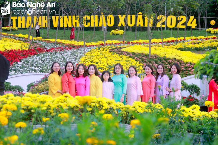 Chị Lương Bích Hải ở huyện Diễn Châu chia sẻ: Tranh thủ cuối tuần tôi cùng chị em vào Vinh để vui chơi sau Tết, chúng tôi thật sự bất ngờ và ấn tượng trước các cảnh đẹp mà thành phố đã dựng nên để người dân có các điểm vui Tết, đón Xuân thật lung linh, rực rỡ, xứng đáng là điểm đến du lịch của tỉnh nhà. Ảnh: Q.A