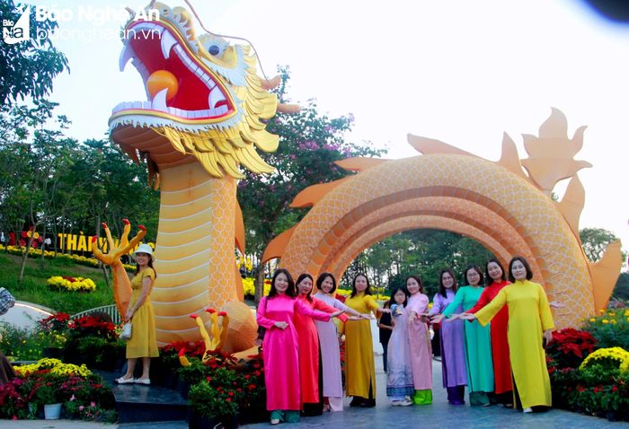 Linh vật rồng Nghệ An là điểm thu hút người dân check - in nhiều nhất, chú rồng có kích thước lớn, cuộn nhiều vòng, tạo thành lối đi mà ai cũng muốn được trải nghiệm. Ảnh: Q.A