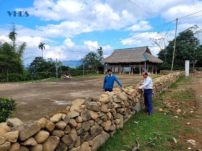 Bao quanh nếp nhà sàn là những hàng rào đá.
