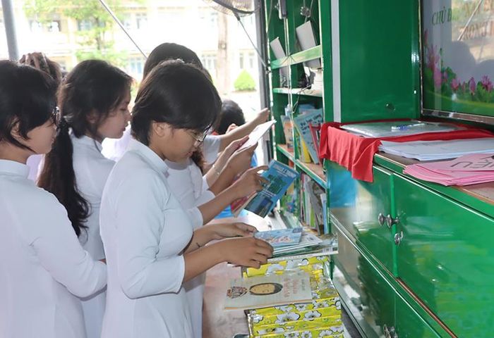 Học sinh Trường THPT Tháp Mười (thị trấn Mỹ An, huyện Tháp Mười) chọn sách, tài liệu trên “Chuyến xe tri thức”