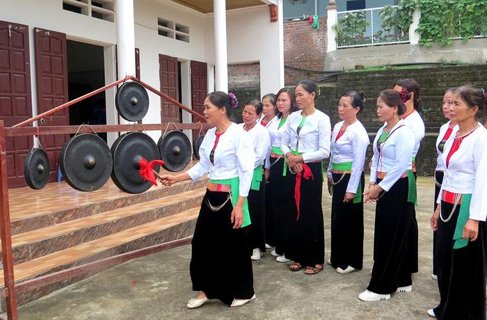 Bà Nguyễn Thị Kim Yến - Chủ nhiệm CLB hướng dẫn các thành viên tập luyện làn điệu cồng chiêng mới.