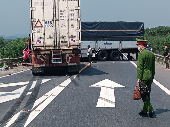 Lực lượng chức năng có mặt tại hiện trường để điều tra nguyên nhân vụ tai nạn giao thông