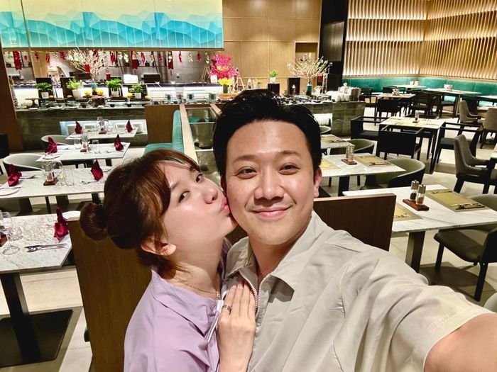 Hari Won gọi Trấn Thành là "phi công", tiết lộ việc được chồng yêu chiều hết mực: "Yêu 1 chàng phi công là thế nào: Chàng phi công đã bao lo ăn ngủ khách sạn ở Đà Nẵng, ăn no nê vui vẻ trong không gian lãng mạn, trò chuyện xuyên đêm. Kết quả: Tôi thích".