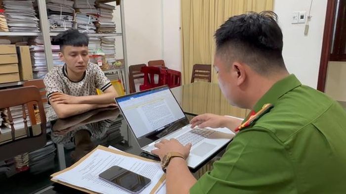 Nguyễn Văn Trung (bên trái) ra đầu thú. (Ảnh: Cơ quan công an).