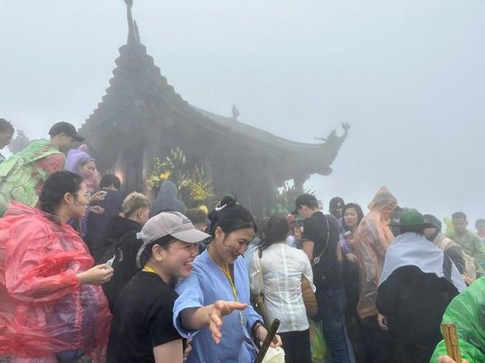 Đã có hàng vạn du khách trẩy hội Yên Tử ngay từ những ngày đầu Xuân mới Giáp Thìn 2024