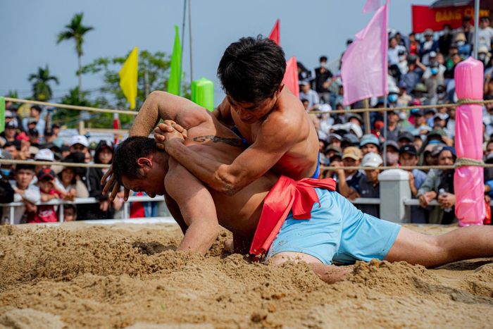 Hội vật làng Sình chỉ diễn ra trong một ngày, gồm có hai phần: phần lễ và phần hội. Về cơ bản, Hội vật làng Sình áp dụng nguyên tắc của luật thi đấu vật dân tộc là phải đánh ngã đối thủ ở tư thế “lấm lưng trắng bụng”, đồng thời giữ hoặc đè được đối thủ trong vòng 3 giây là thắng.
