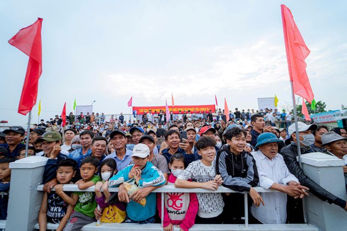 Rất đông người dân đến xem và cổ vũ cho các đô vật. Ảnh: Đ.H.