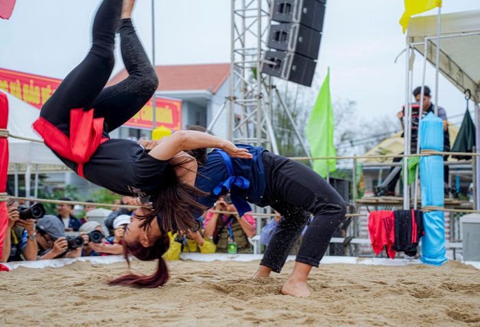 Bên cạnh đó, vì rất chú trọng tinh thần thượng võ nên tại hội vật những đòn nguy hiểm như bẻ, vặn khóa trái khớp, tấn công vào hạ bộ, yết hầu, mắt… hoàn toàn bị cấm. Ảnh: Đ.H.