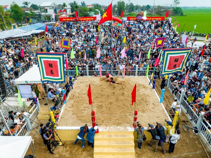 Hội vật truyền thống làng Sình từ lâu đã trở thành một ngày hội lớn, một nét văn hóa đậm bản sắc riêng, ăn sâu vào tiềm thức của mỗi người dân làng Sình. Trải qua bao thăng trầm của lịch sử, hội vật làng Sình ngày nay đã có một vài thay đổi để phù hợp với tình hình mới, nhưng không gian văn hóa xưa vẫn còn lưu lại những dấu ấn rất rõ nét về một vùng đất thượng võ, và trong tâm khảm của mỗi người dân xứ Huế, tiếng trống hội vẫn vang vọng thúc giục khách thập phương quay về. Ảnh: Đ.H.