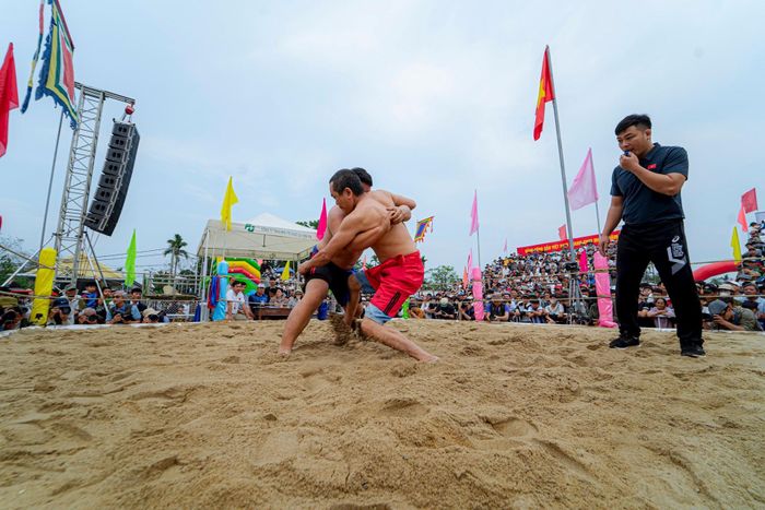 Hội vật làng Sình nhằm giữ gìn, phát huy những giá trị văn hóa truyền thống của quê hương và dân tộc, khơi dậy nét văn hóa truyền thống đặc trưng của tỉnh Thừa Thiên - Huế nói chung và làng Sình nói riêng. Ảnh: Đ.H.