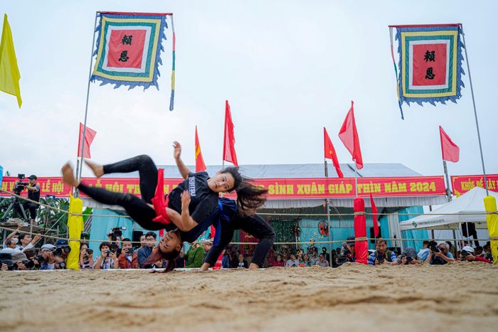 Hội vật làng Sình trở thành một nét đẹp trong đời sống văn hóa của người dân địa phương mỗi độ Tết đến xuân về. Ảnh: Đ.H.