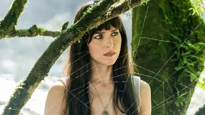 Dakota Johnson gây thất vọng trong lần đầu thử sức với vai siêu anh hùng.