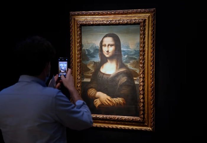 Nụ cười bí ẩn của Mona Lisa được cho là lý do khiến nhiều người say mê. Ảnh minh họa: Hybebeast.