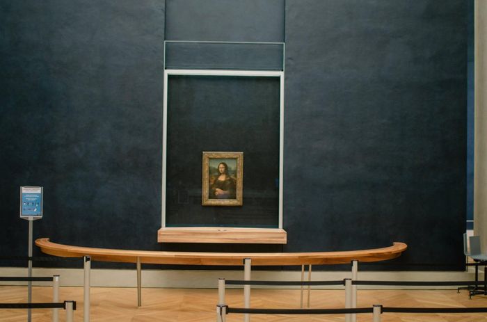 Có một hòm thư nhỏ được bố trí trong căn phòng trưng bày bức tranh Mona Lisa. Ảnh: New York Times.