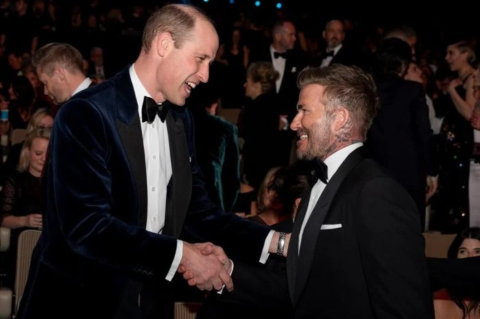 David Beckham bắt tay Hoàng tử William tại sự kiện. Ảnh: The Sun.