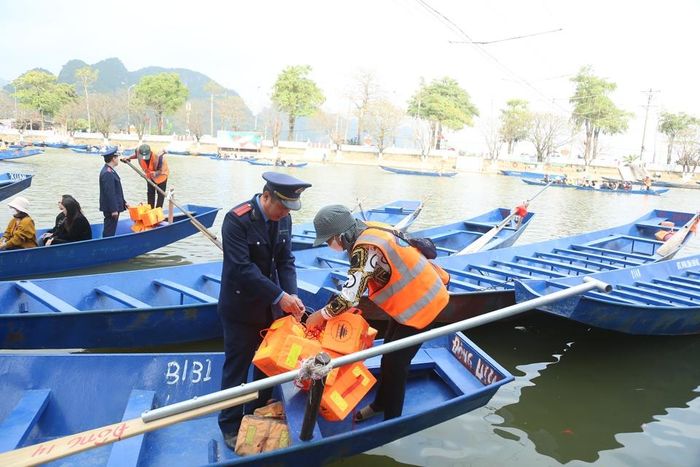 Lực lượng Thanh tra Sở GTVT TP Hà Nội kiểm tra các điều kiện đảm bảo an toàn trên đò. Ảnh: Phạm Công
