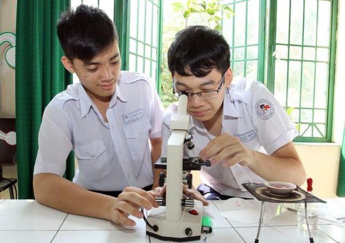 Học sinh lớp 11, trường THPT Lê Quý Đôn trong tiết học thực hành Sinh học (TP Hồ Chí Minh). Ảnh: Phương Vy- TTXVN