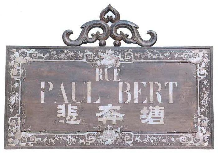 Biển phố Paul Bert được làm bằng gỗ và khảm trai