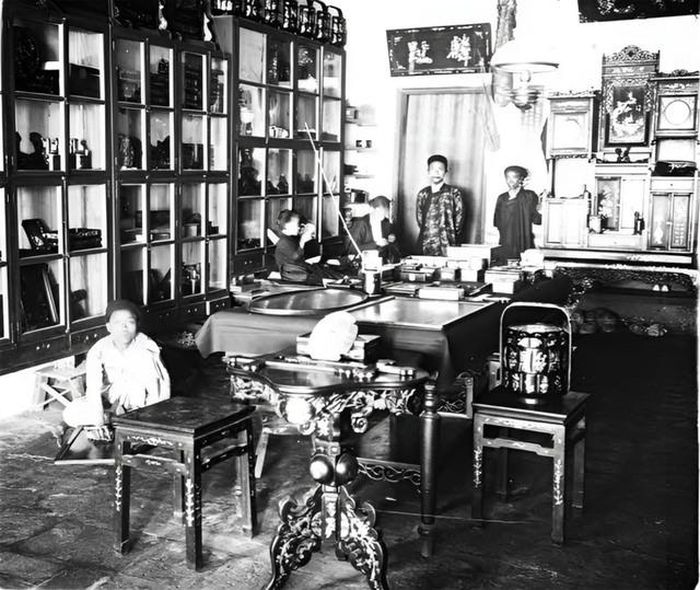 Và cửa hàng Hòa Ký