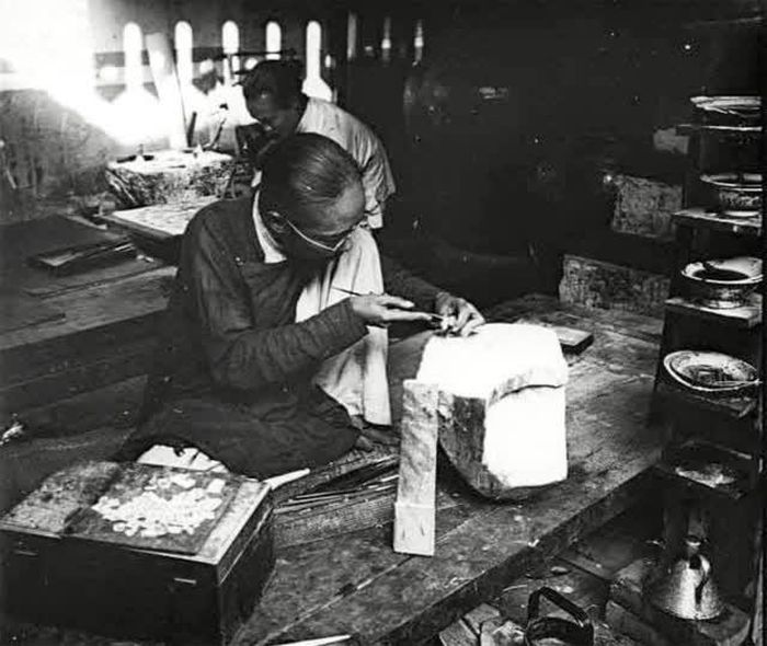 Thợ đang cắt gọt ốc