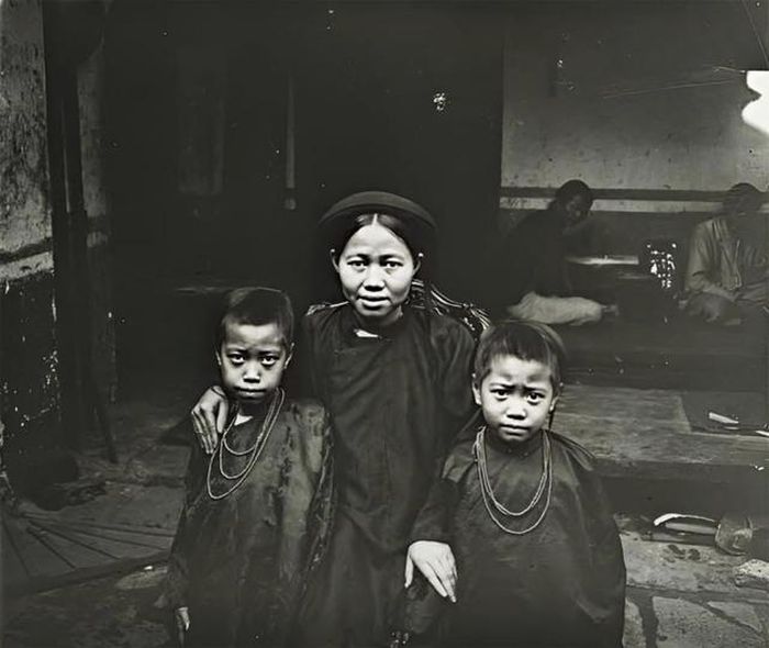 Vợ và 2 con nghệ nhân Hòa Ký