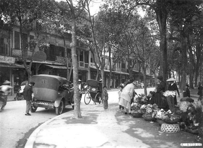 Đoạn cuối, sau đổi là Hàng Khay, chỉ có một bên đường có nhà phố, bên kia là hồ