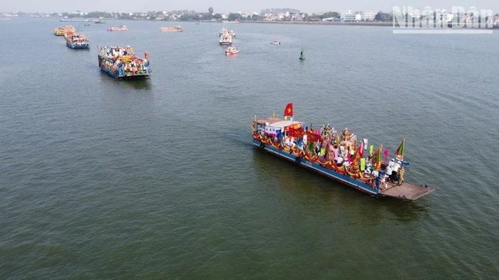 Lễ nghinh thần trên sông Đồng Nai sáng 19/2.