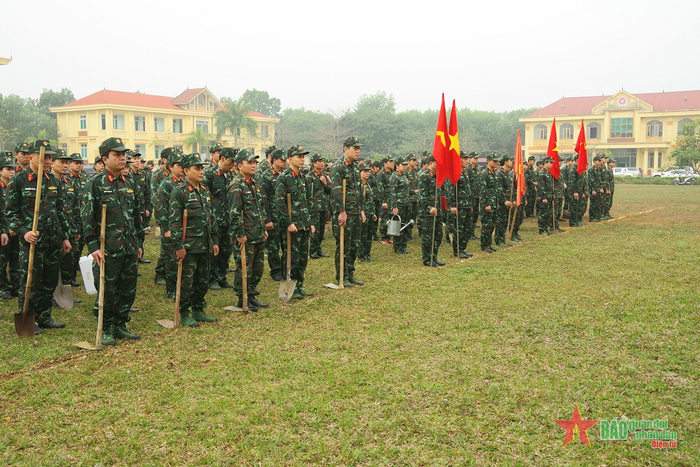  Cán bộ, chiến sĩ các cơ quan, đơn vị trong Bộ CHQS tỉnh tham gia lễ phát động Tết trồng cây năm 2024.