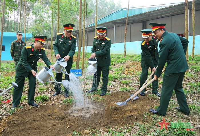 Các đồng chí lãnh đạo Bộ CHQS tỉnh Tuyên Quang tham gia trồng cây sau lễ phát động Tết trồng cây năm 2024.