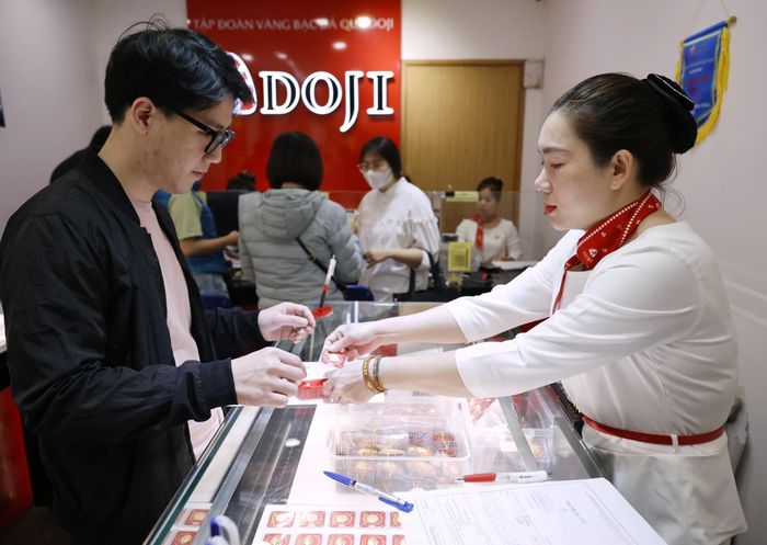  Người mua vàng ngày vía Thần Tài tại Hà Nội 