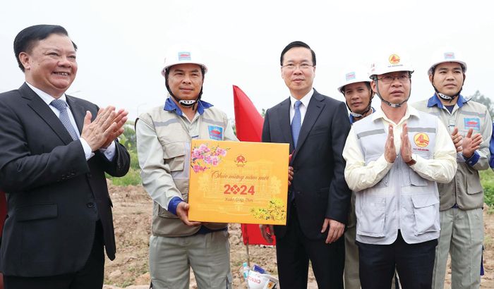  Chủ tịch nước Võ Văn Thưởng tặng quà cho công nhân thi công đường Vành đai 4. Ảnh: TTXVN 