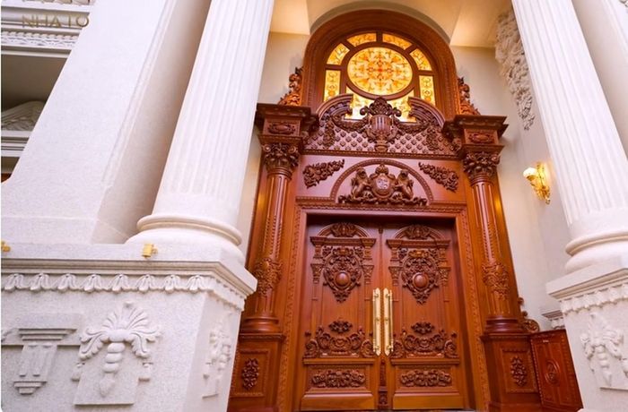 Cửa vào nhà bằng gỗ gõ đỏ, rộng 4,5 mét và cao 7,5 mét, được thiết kế đặc biệt mang tính cá nhân của gia chủ.