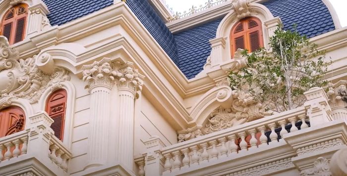 Bên ngoài căn nhà sơn màu kem hoàng gia sang trọng.