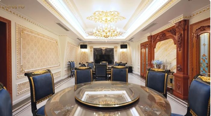 Tầng 4 có một phòng ăn rộng rãi, đủ chỗ cho 15 - 20 người. Nguồn ảnh: chụp màn hình NhaTo