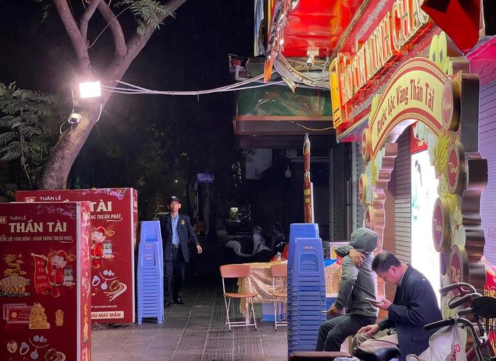 Mặc dù gia đình không buôn bán gì nhưng hơn 10 năm nay, ông Tô Hòa Bình (68 tuổi, ở quận Đống Đa, TP Hà Nội), vẫn dậy từ sáng sớm để đi mua vàng ngày vía Thần Tài cầu may.