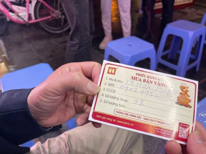 Năm nay, ông Bình đi mua vàng từ lúc 3h20 sáng, ông cho biết: “Do giá vàng thời điểm này hơi cao nên tôi chỉ mua 2 chỉ để lấy lộc, may mắn đầu năm”.