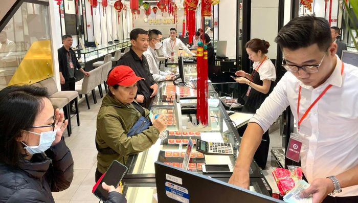 Nhiều người kinh doanh có tâm niệm rằng mua vàng vào ngày vía Thần Tài sẽ gặp may mắn trong buôn bán.