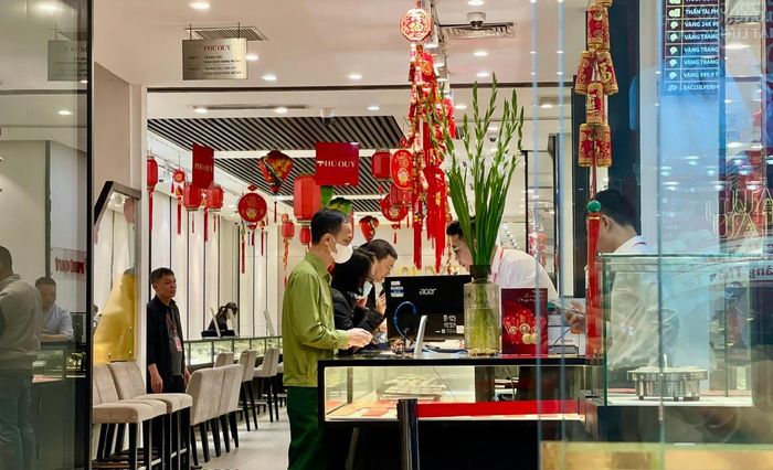Khoảng 6h sáng, không khí giao dịch tại nhiều cửa hàng vàng trên phố Trần Nhân Tông mới bắt đầu sôi động.
