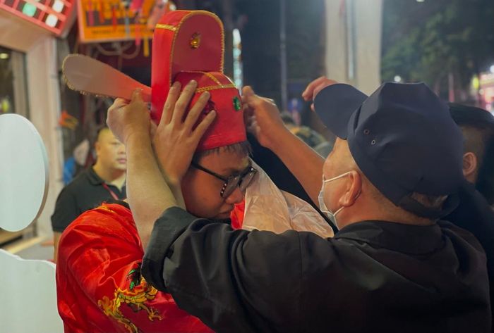 Nhân viên cửa hàng vàng bạc trên phố Trần Nhân Tông chuẩn bị để đón khách hàng ngày vía Thần Tài.