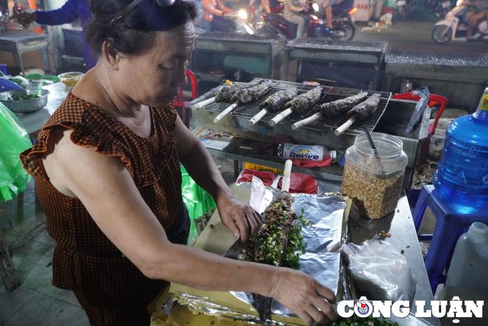  Cá sau khi được người mua lựa chọn sẽ được thêm mỡ hành, đậu phộng rang và gói cẩn thận trong giấy bạc 