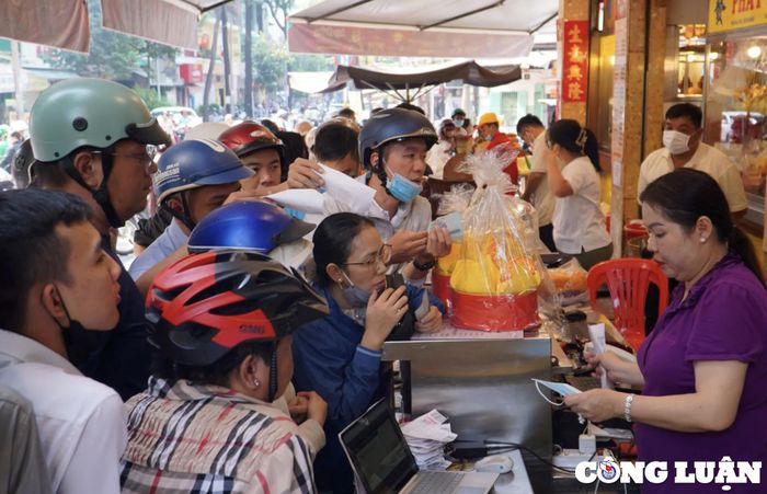  Người dân xếp hàng dài trước cửa hàng heo quay, vịt quay trên đường Bùi Hữu Nghĩa - Phan Văn Trị (quận 5) để mua cúng lễ 