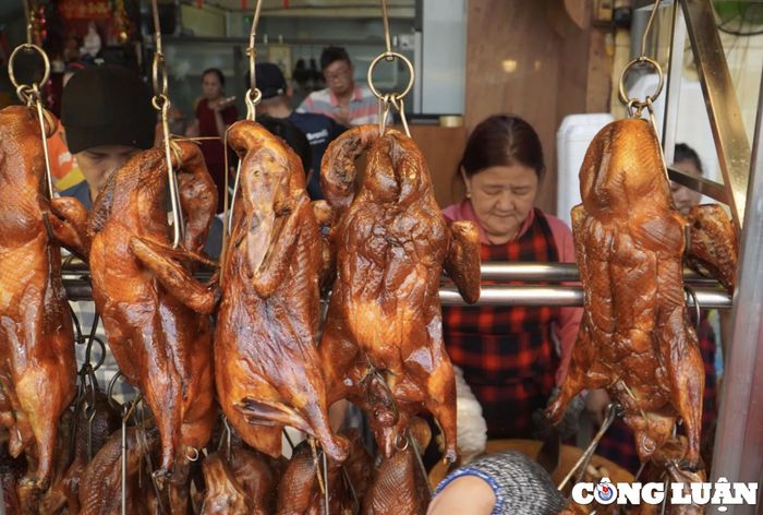  Vịt quay, heo quay được nhiều người chọn để cúng Thần Tài 