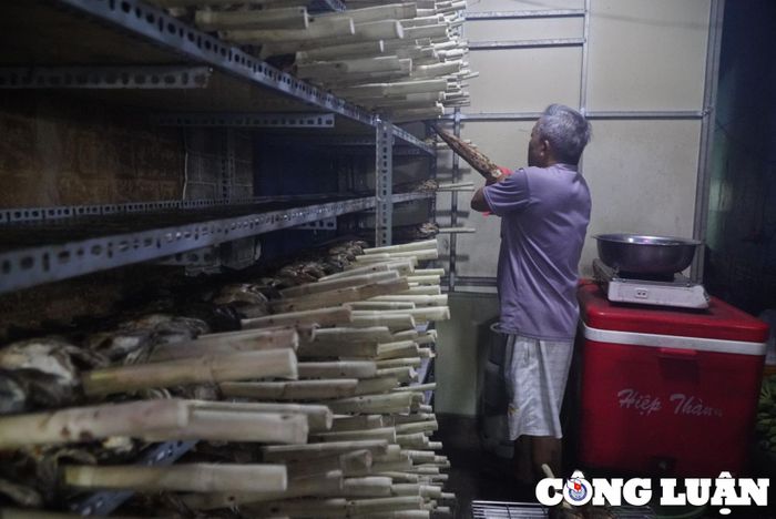  Các cửa hàng chuẩn bị khoảng 3.000 - 4.000 con cá lóc nướng trong dịp này 