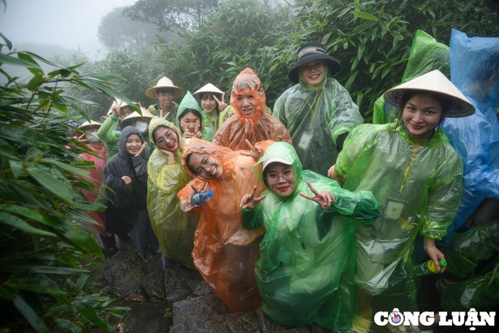  Trong khi đó, nhiều du khách trẻ tuổi vui vẻ ghi lại khoảnh khắc lên đỉnh chùa Đồng trong màn sương dày. 