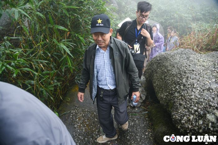  Nhiều du khách lớn tuổi chinh phục hơn 6km đường bộ để leo lên chùa Đồng Yên Tử. 